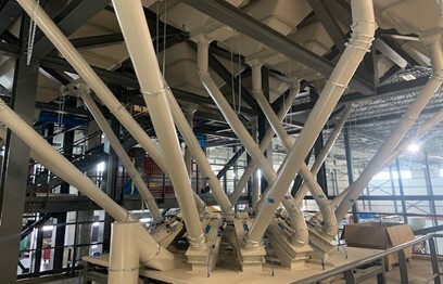 Texte alt : Tuyauterie industrielle installée par PIERVAN dans le centre de production Café William