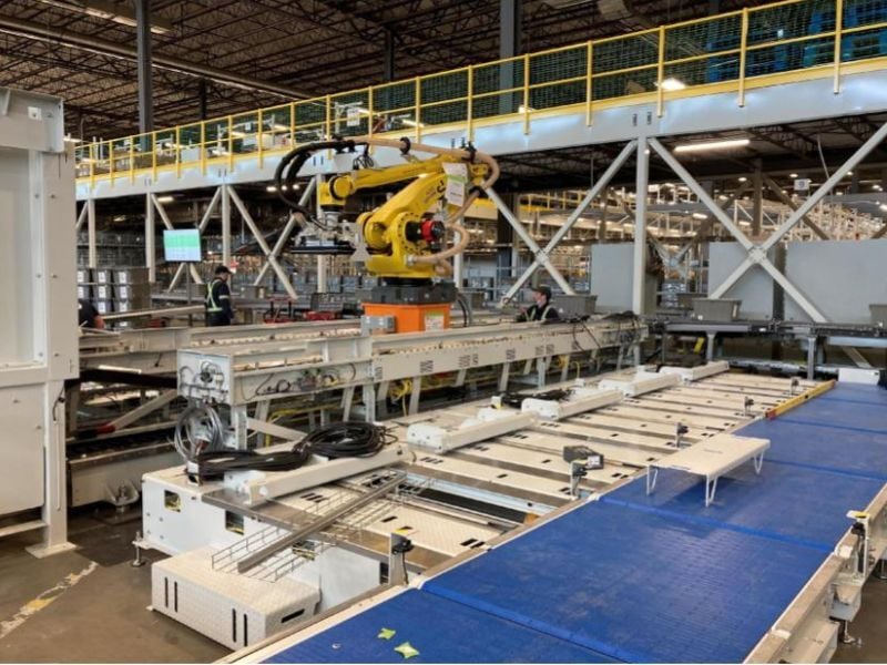 Installation d’équipement industriel robotisé par l’équipe STIM pour l’automatisation logistique
