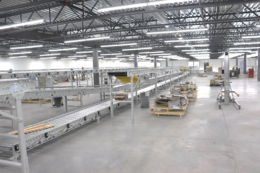 Équipe STIM en action pour l’installation d’équipements industriels dans le centre de distribution WIPTEC